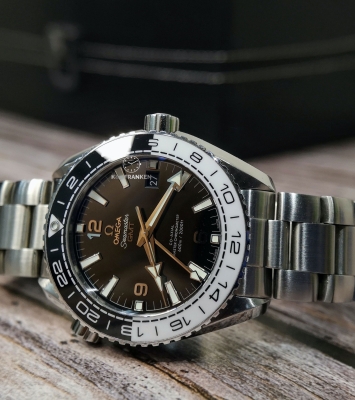 Đồng hồ Omega Planet Ocean GMT Tai-chi (đen-trắng)